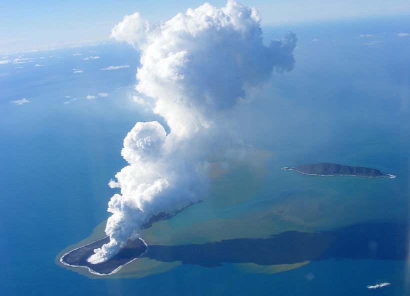The Submarine Volcano Eruption With a 7.4 Magnitude Earthquake Devastated the Capital of Tonga, Status of the Island is unknown