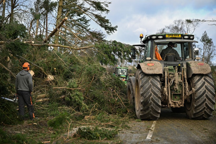 Two Successive Storms Leave Thousands Without Power