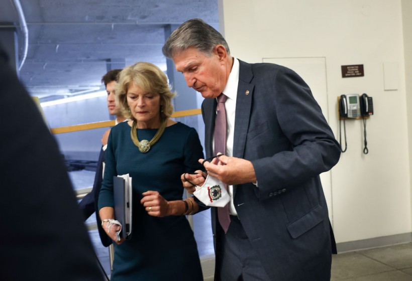 Manchin Crosses Party Lines With Endorsement of Murkowski, Receives Support in Response