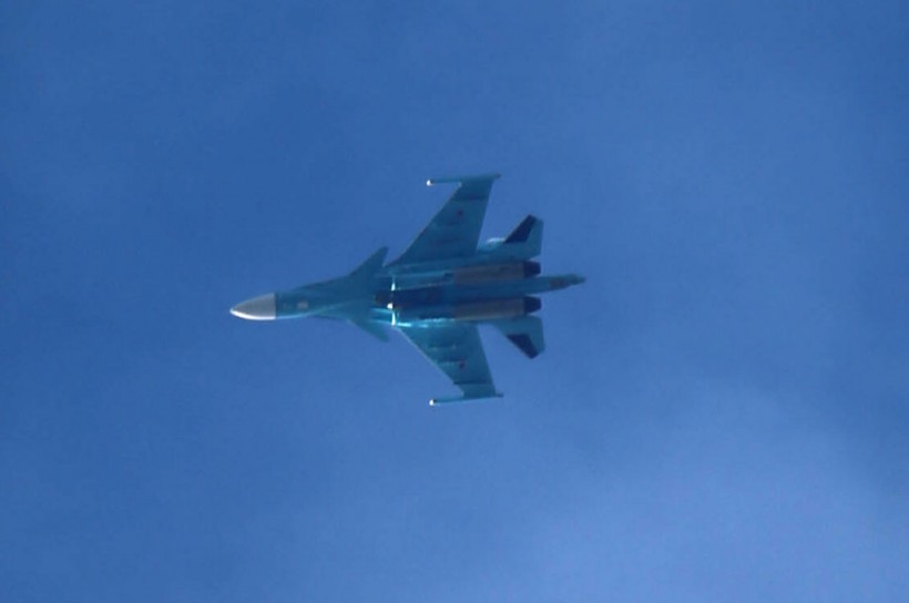 Russian Su-34 Fighter Shoots Large Decoy Flares To Evade Ukrainian Missiles Over Donetsk as Seen in Video Footage