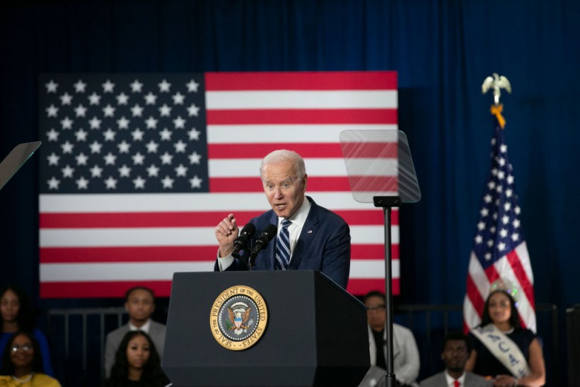 Viral Video of Joe Biden Shaking Hands With Thin Air Gets Debunked by PolitiFact; Here’s What Happened 