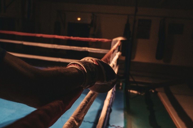 South African Boxer Who Punched Thin Air During Fight Dies Due to Brain Injury | Full Details 
