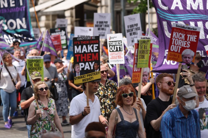 Thousands of London Protesters Demand Aid Fro Government Amid Surging Inflation