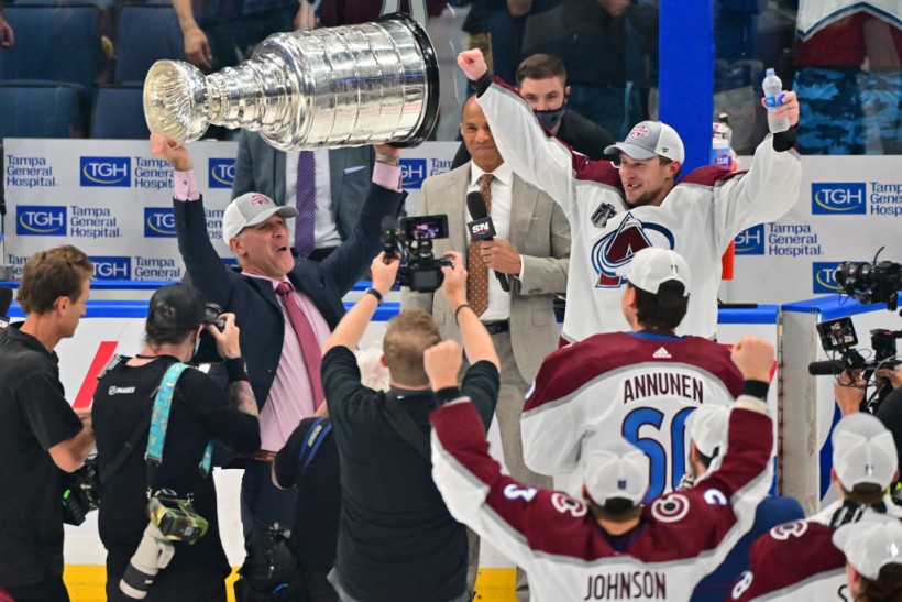 Stanley Cup Trophy Damaged! Watch How Avalanche Player Slipped on Ice and Dented Beautiful Award 
