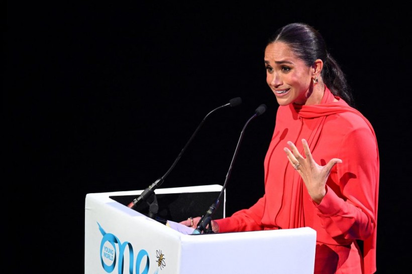 [Watch] "Rude" Meghan Markle Sparks Online Debates on What Duchess of Sussex Tells Royal Aide During Confrontation Over Bunch of Flowers