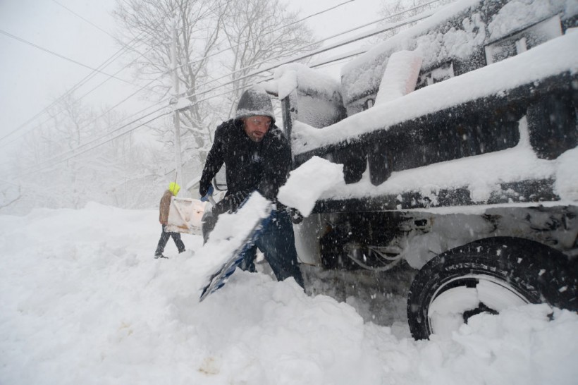 New York Snowstorm: Parts of Buffalo Buried 6 Feet Below of Snow; Deaths, Road Closures, Flight Cancellations Reported