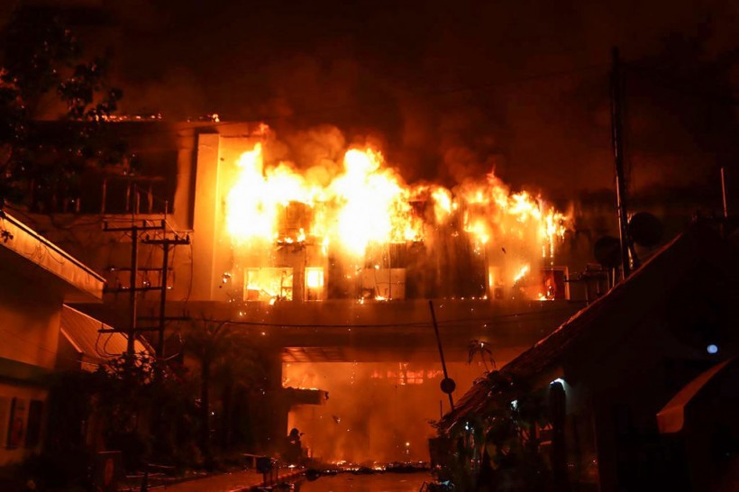 Cambodia Casino Fire: 700 Rescued, But At Least 10 Dead as Some Victims Jumped from Scorching Building