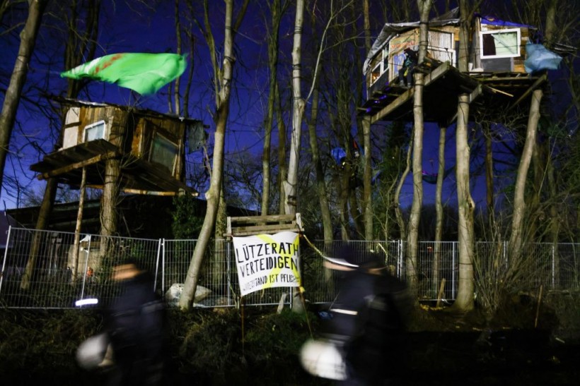 German Police Crack Down on Coal Mine Protesters Barricaded in Abandoned Village