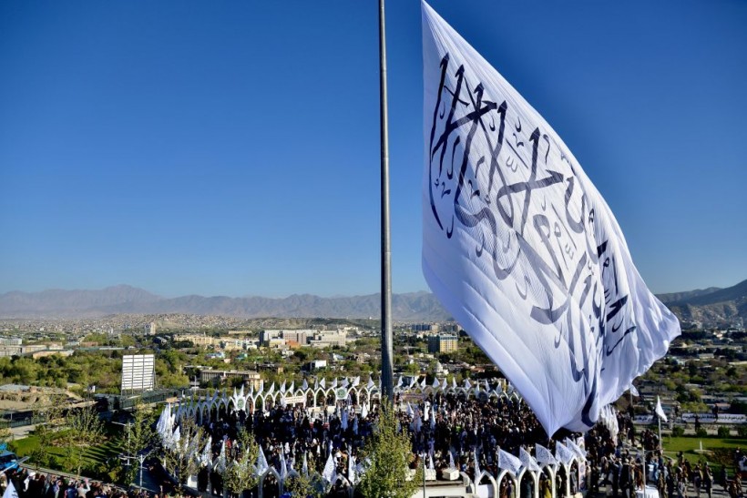 UN Employees Under Fire After Being Photographed Under Taliban Flag