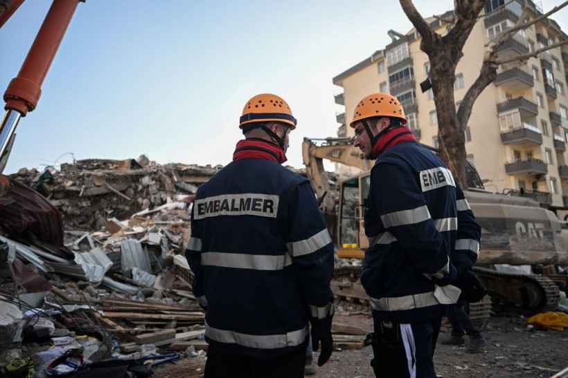 Turkish FM Welcomes Greek Support After Twin Quakes Hit Turkey