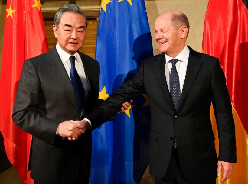 Chinese Diplomat Talks To Leaders at Munich Security Conference