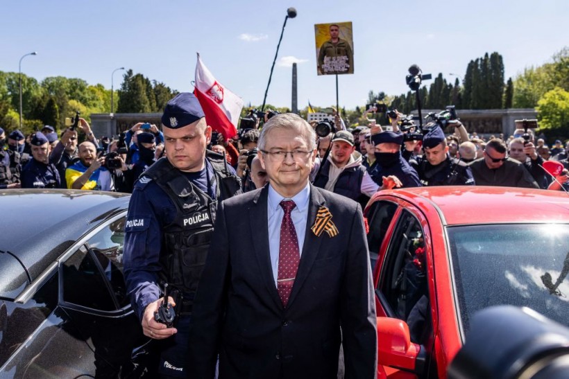 Polish Activists Block Russian Ambassador in Warsaw on Victory Day