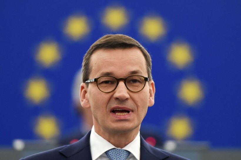 Polish Government Seeks Voters' Stance on 'Thousands of Illegal Immigrants'