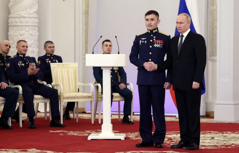 Putin Awards Gold Star Military Medal