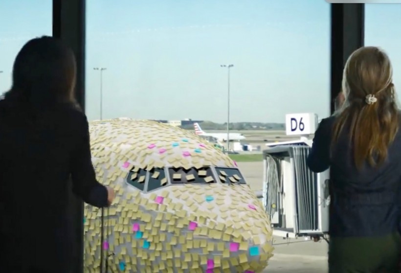 Plane at DFW Airport Covered in Sticky Notes