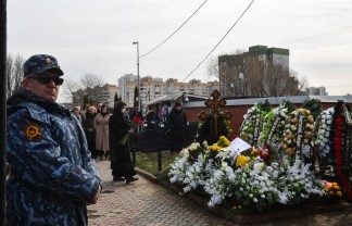 Mourners visit Alexei Navalny's grave